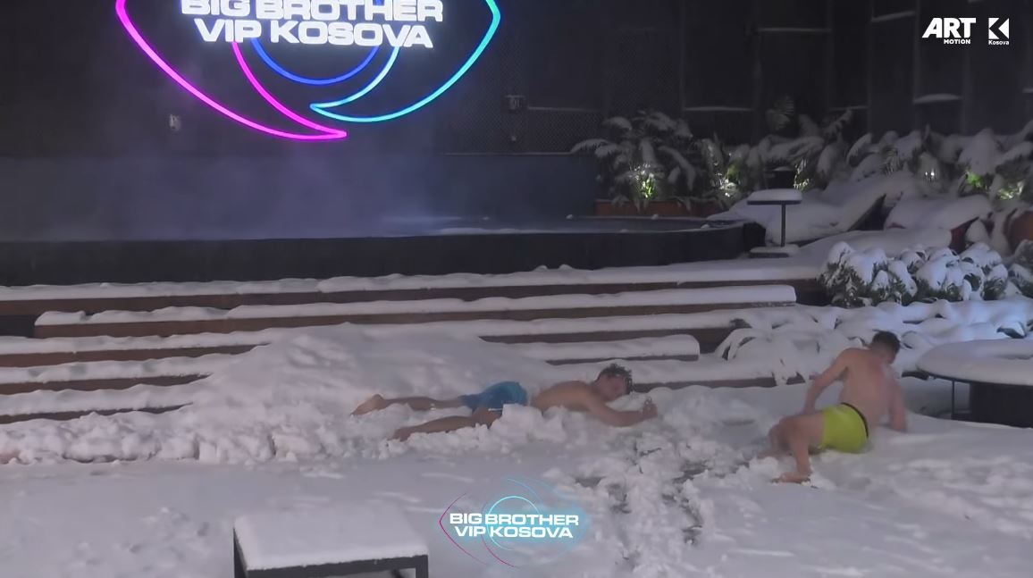 Të zhveshur, Blero dhe Blerando shtrihen në borë (VIDEO)