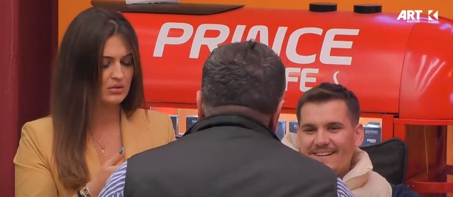 Vesa tregon një bisedë të rastësishme me disa persona pasi doli nga një klub nate (VIDEO)