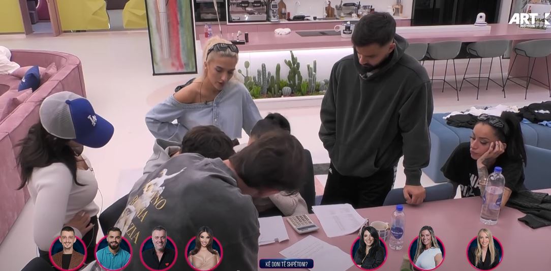 Krejt banorët mblidhen me një vend, bëjnë gati listën e ushqimit (VIDEO)