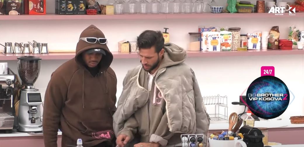 Domeniku përgatit ushqim në kuzhinë, Lumbardhi e ndihmon, ndërsa Shqipja bisedon me të (VIDEO)