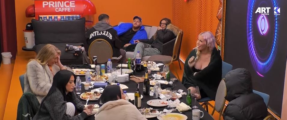 Edona tregon preferencat e saj në muzikë, ja cilët këngëtarë i pëlqejnë asaj (VIDEO)