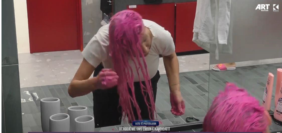 E bën edhe këtë Edona, flokët i lyen krejt "pink" (VIDEO)