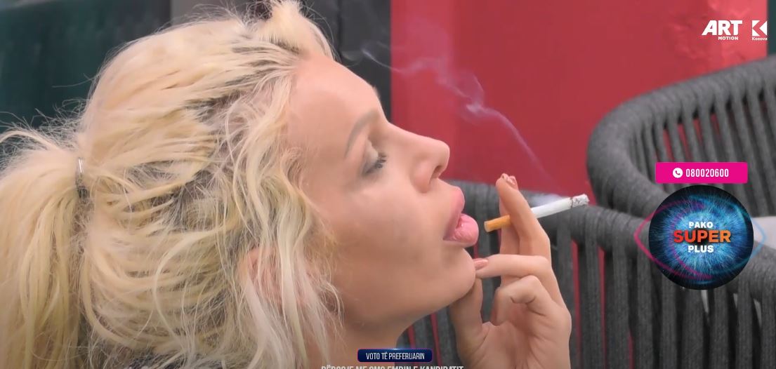 Edona e hutuar, ndez cigaren dhe rri duke menduar (VIDEO)