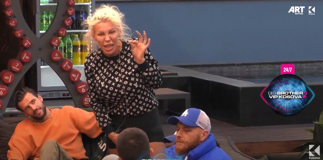 "20 kg burrë, je grua", ofendime të shumta nga Edona kundrejt Ganisë (VIDEO)