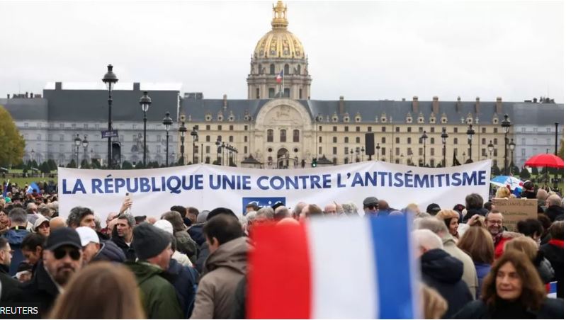 Marshimi francez kundër antisemitizmit trondit të djathtën dhe ekstremin e majtë