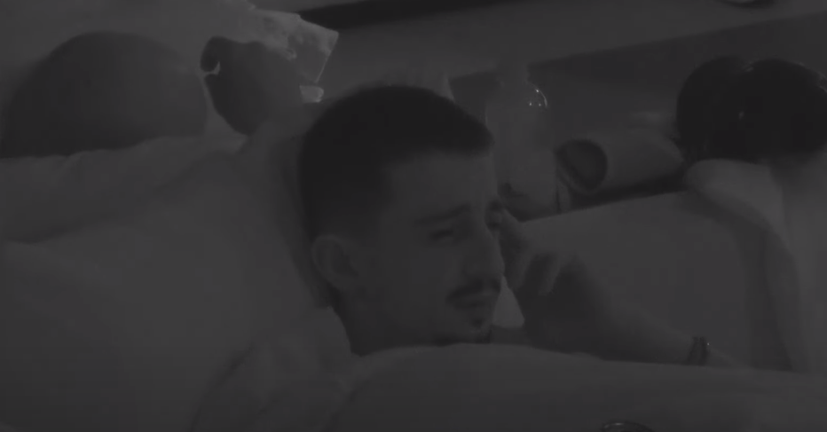 Gania i mërzitur në shtrat, i rrjedhin lotët (VIDEO)