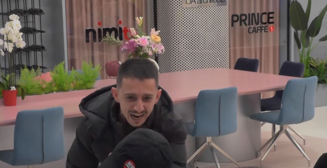 Gania përplas tavolinën dhe i bërtet Lumbardhit: Rri brenda lojës (VIDEO)