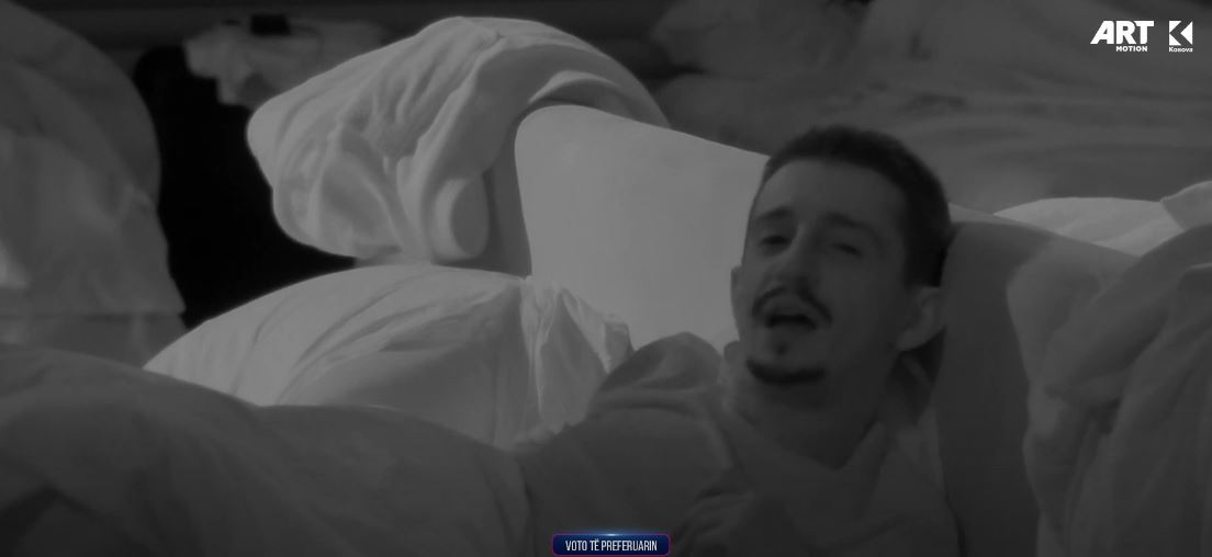 "Dal prej burgut kismet", Gania Gërmia para gjumit përshëndet miqtë e tij (VIDEO)