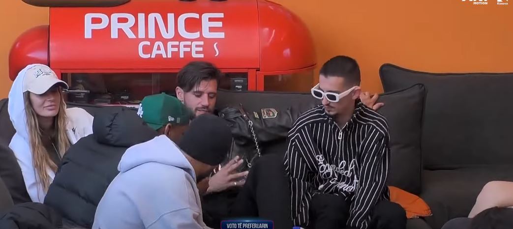 Pas puthjes së parë, Ganiu e pyet çiftin - "nëse duan dhomë të veçantë të gjumit?" (VIDEO)