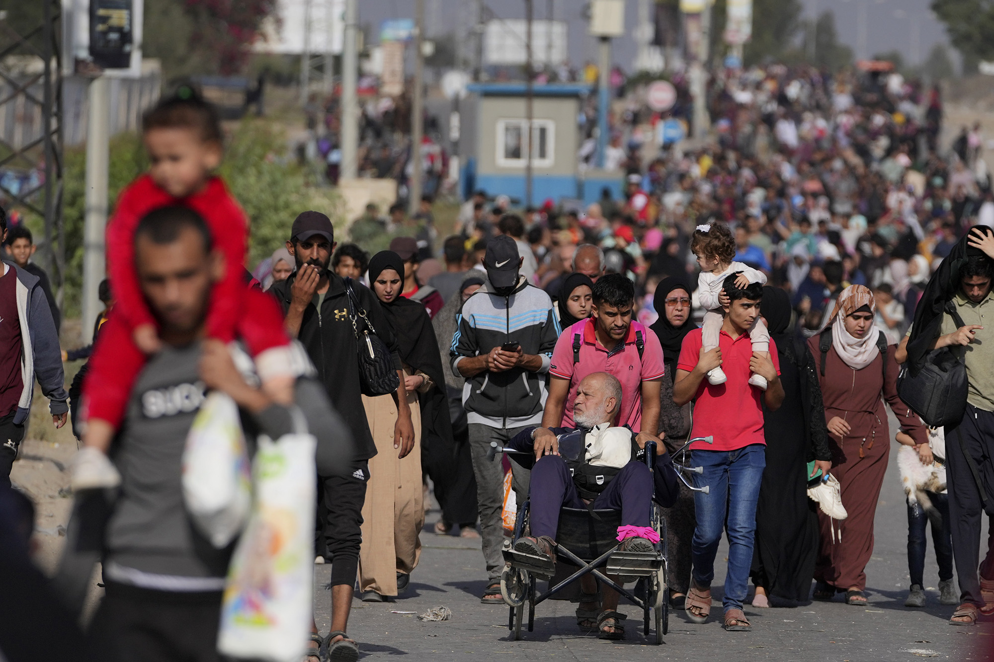 Palestinezët që ikën në jug përshkruajnë situatën e rëndë në Gaza: Asgjë s’ka mbetur - ka kufoma kudo