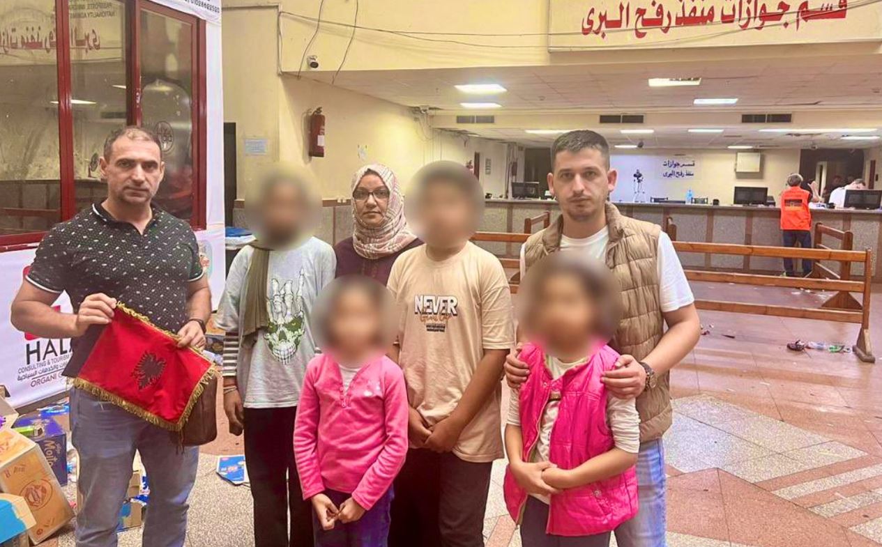Një familje shqiptare largohet nga luftimet në Gaza