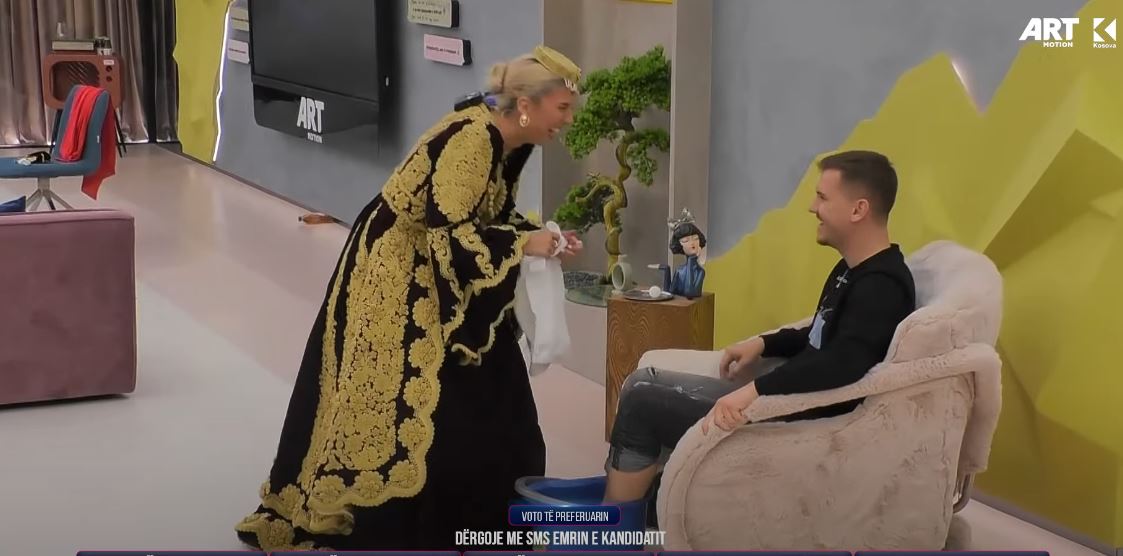 Ilirjana ia lanë këmbët Adrit derisa vishet si nuse (VIDEO)