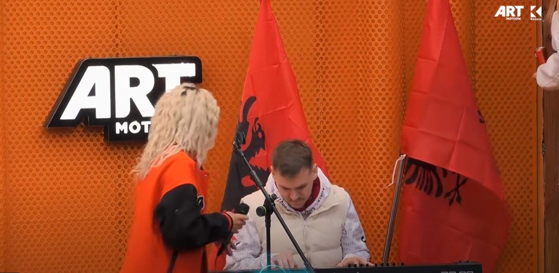Iliriana këndon këngën e Motrave Mustafa: Do të shkoj në Manastir (VIDEO)