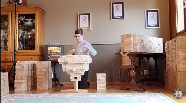 15-vjeçari thyen rekordet e tij të lojës Jenga, frymëzon filmin Hallmark (VIDEO)