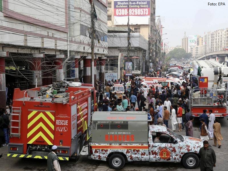 10 të vdekur e 22 të plagosur nga një zjarr në një qendër tregtare në Pakistan