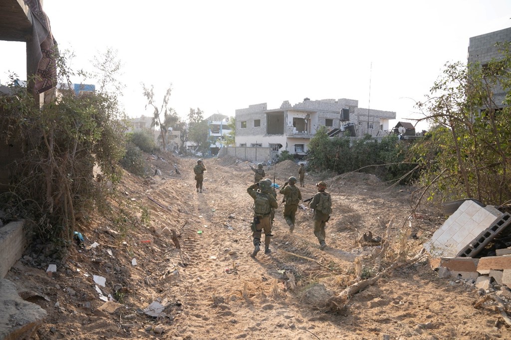 Ushtarët izraelitë 'duke kryer operacione tokësore' në Gaza (FOTO)