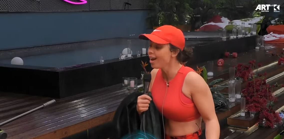 Linda dëfren banorët me muzikën e saj, interpreton edhe në sint (VIDEO)