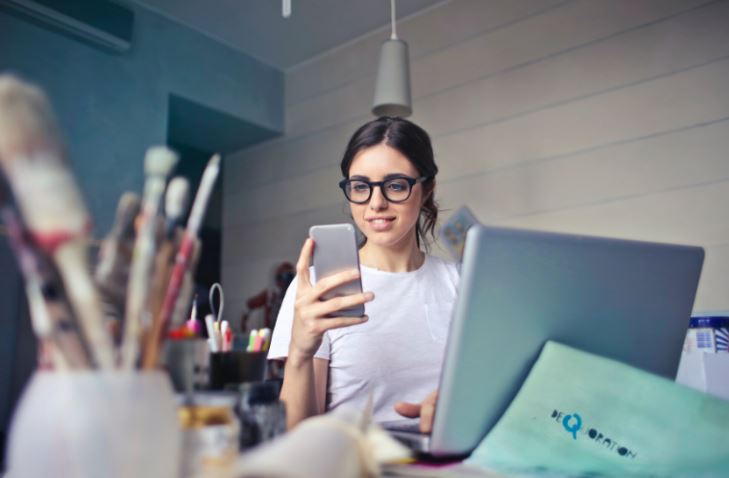 Çfarë bën qëndrimi online 24/7 për shëndetin tuaj mendor