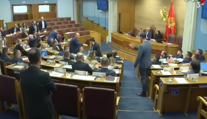 Në Parlamentin e Malit të Zi gati pati përleshje, debatojnë ashpër Abazoviq e Zirejoviq (VIDEO)