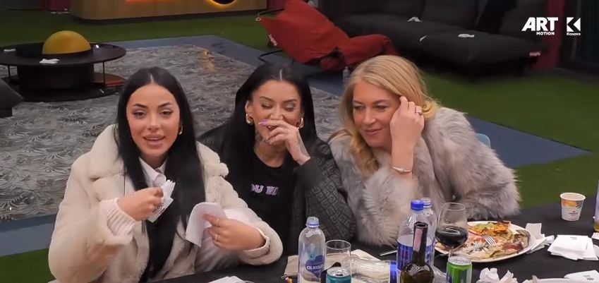 Kader, Alby e Monika përgatisin disa rima për banorët (VIDEO)