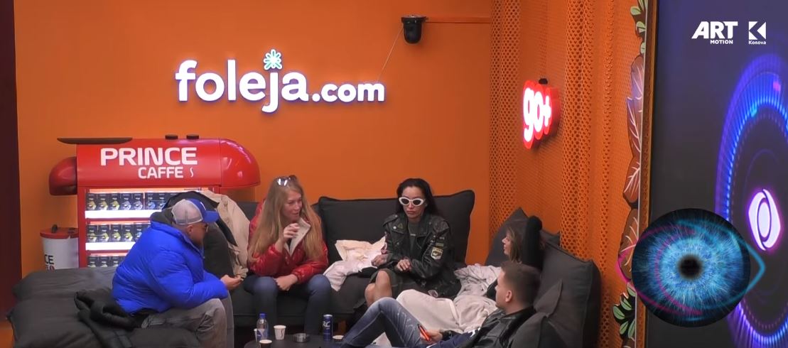 Monika habit banorët, i drejtohet kamerës dhe flet me vajzën para se të tregoj një ngjarje të rëndë (VIDEO)
