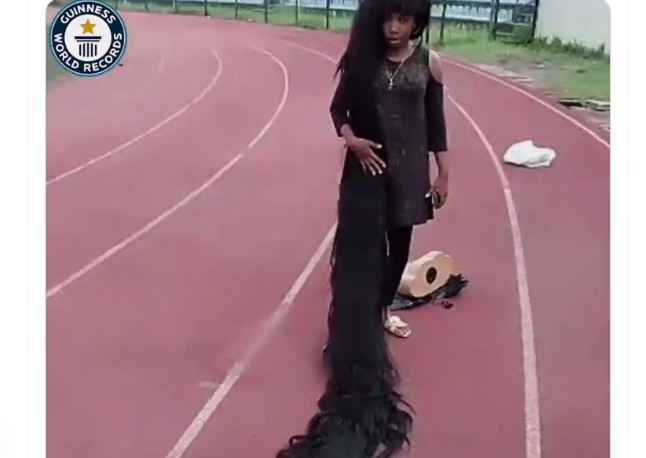 Gruaja nigeriane krijon paruken më të gjatë në botë (VIDEO)