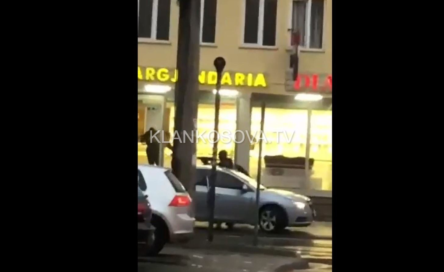 Plaçkitja në Suharekë, tre i mbushin çantat – i katërti bën roje me kallashnikov (VIDEO)
