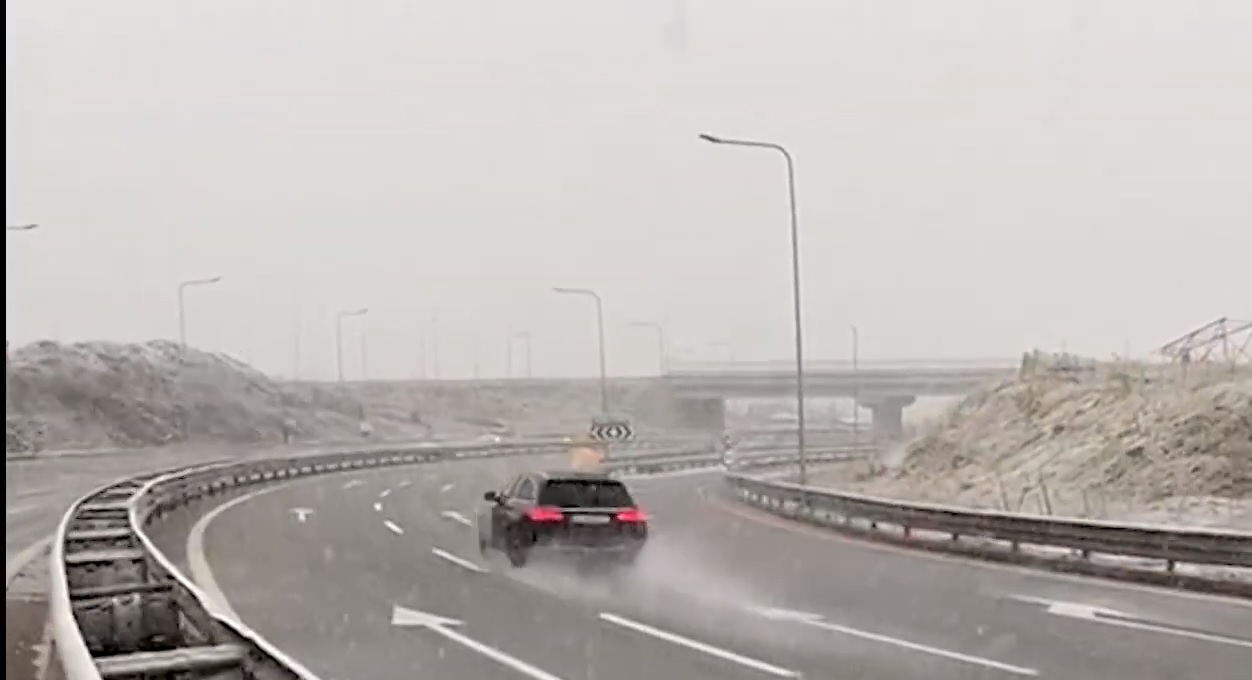 Bora vështirëson qarkullimin në Rrugën e Kombit