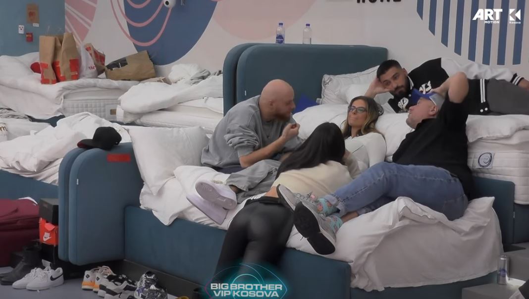 A e keni shfrytëzu dikë për lojë? Azemi me pyetje të "djegëst" për banorët (VIDEO)