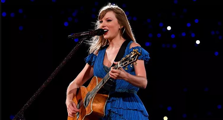 Taylor Swift u kërkon fansave që të mos hedhin gjëra në skenë në Argjentinë