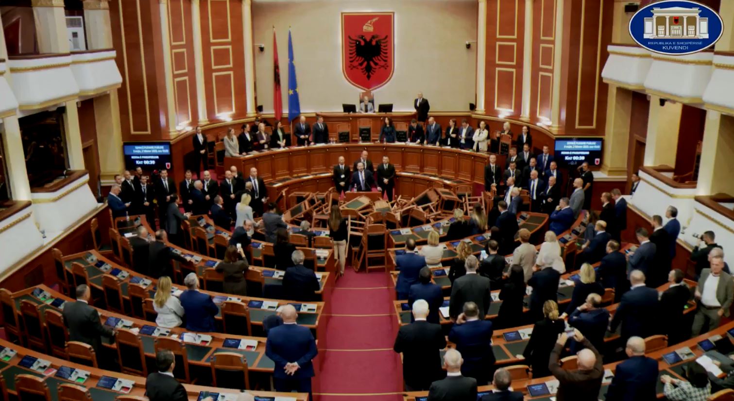 Opozita në Shqipëri i rrëzon karriget dhe lëshon tymuese në seancë të Kuvendit