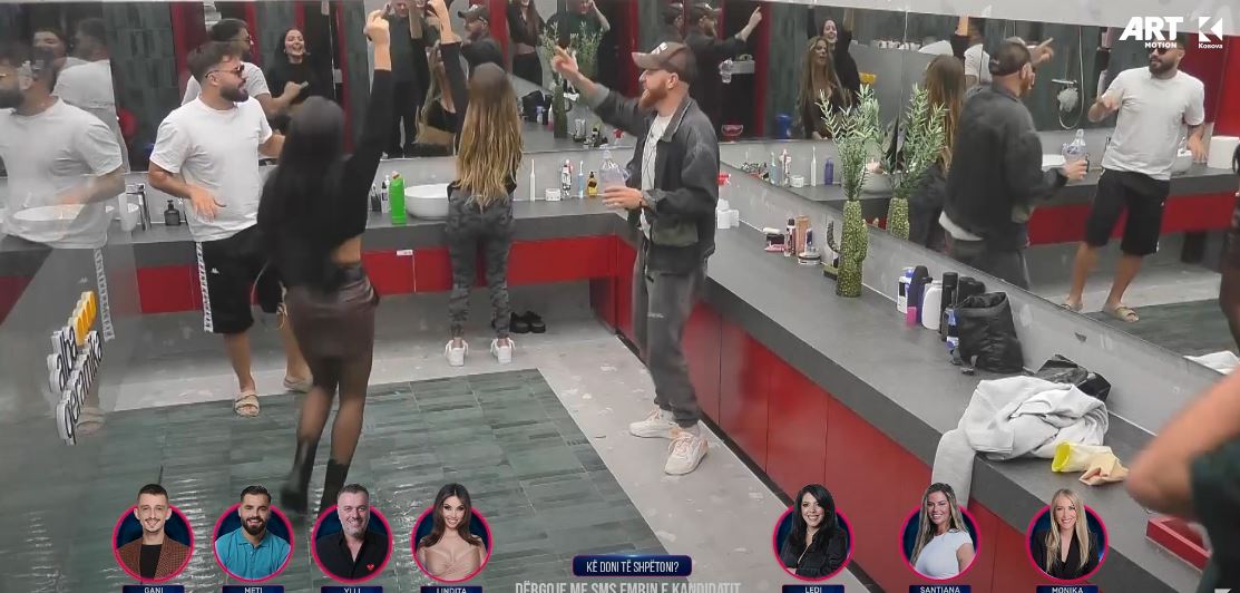 Banorët bëjnë atmosferë edhe në banjo, fshijnë e këndojnë (VIDEO)