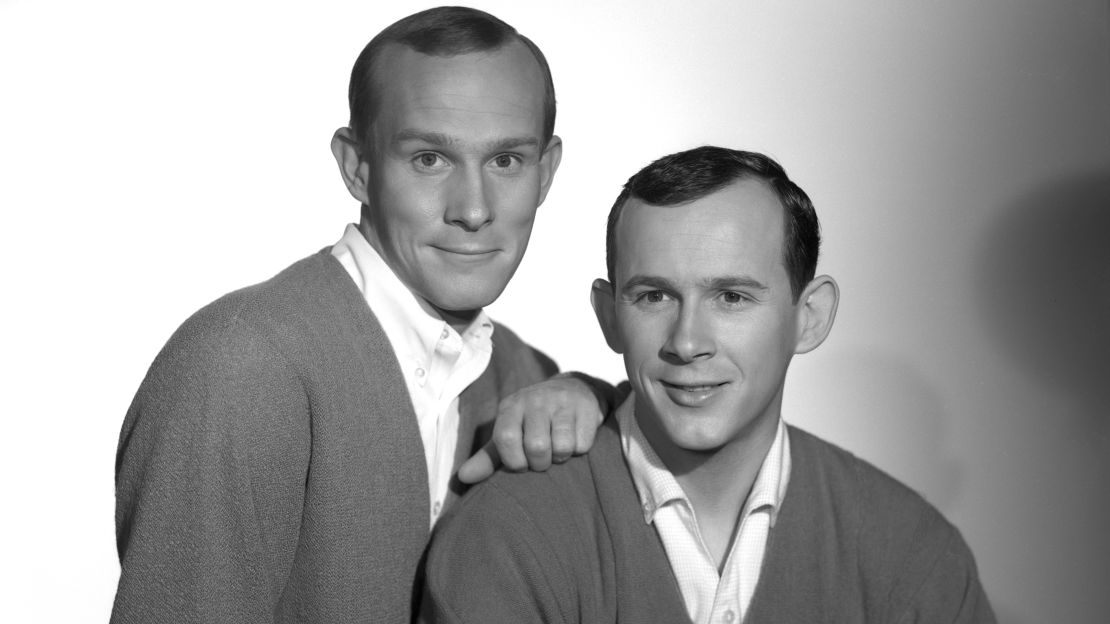 Vdes komiku Tom Smothers