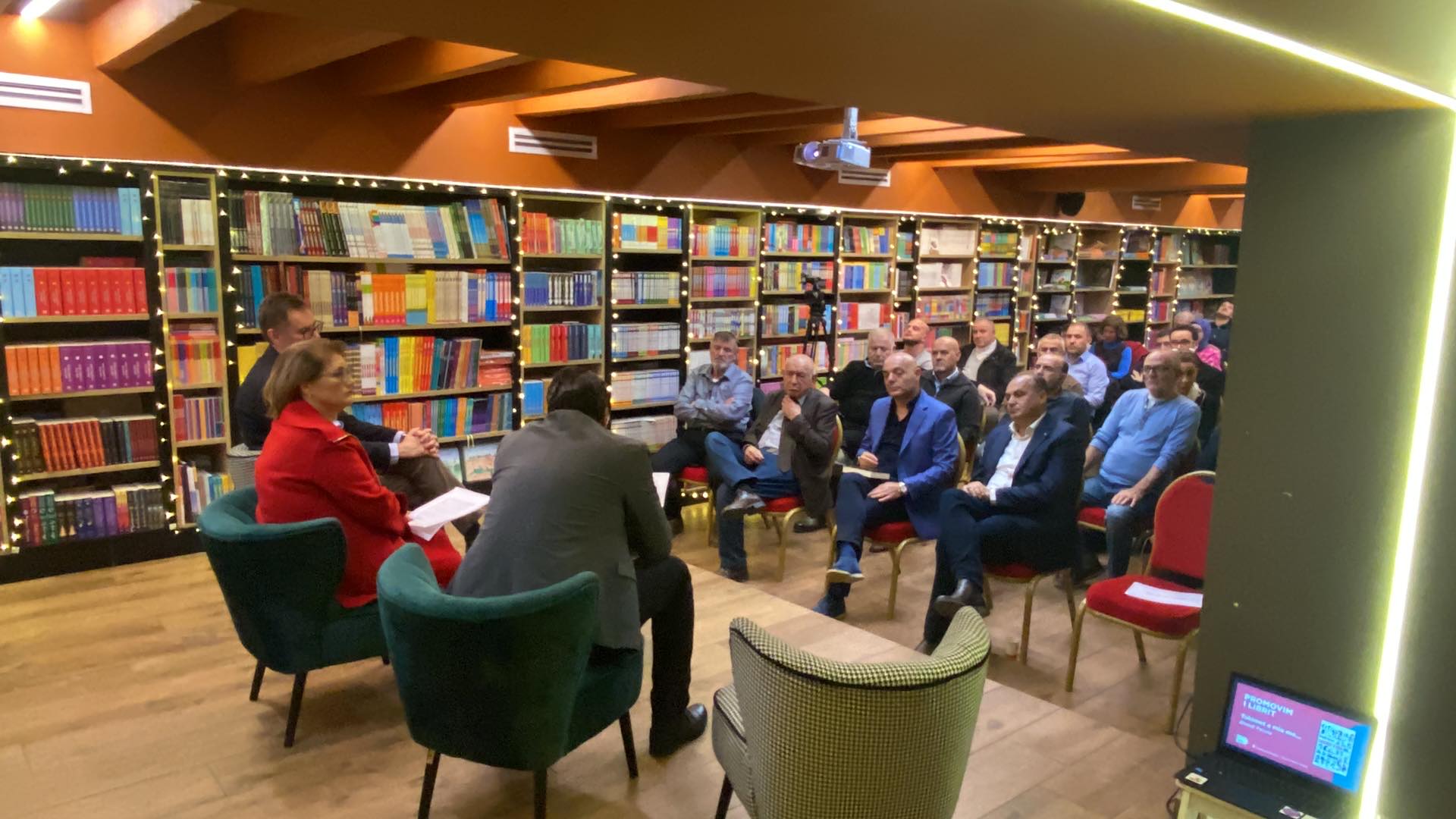 Promovohet libri ''Takimet e mia me...'', nga Blendi Fevziu