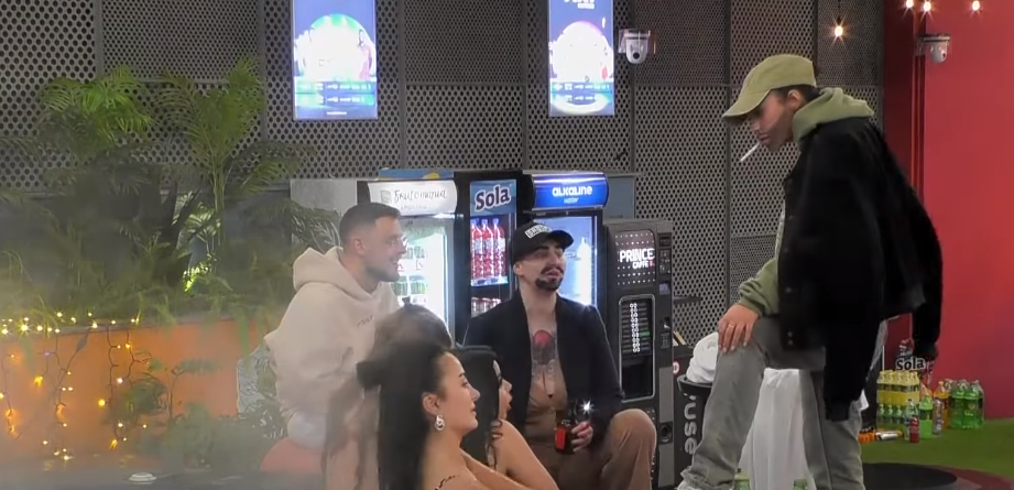 “Si burrat”, Kaderi dhe Miss Rose shkaktojnë të qeshura në shtëpi (VIDEO)