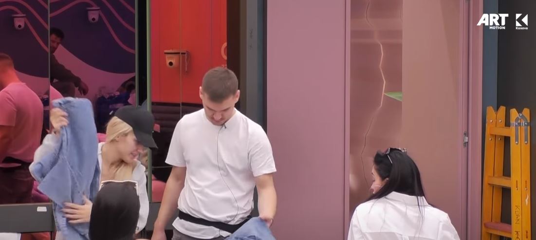 “Nuk paskam pasur shoqëri”, Adri i mërzitur që nuk i sollen asnjë dhuratë atij, por vetëm Ilirianës (VIDEO)