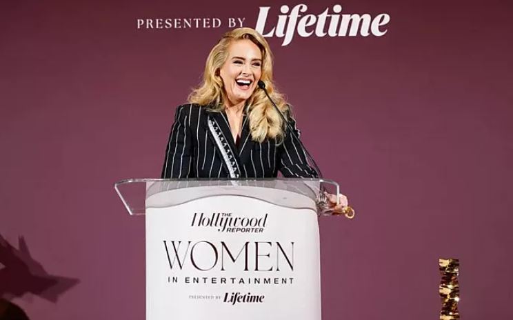 Adele vlerëson gratë pasi u nderua me çmimin “Sherry Lansing Leadership Award”