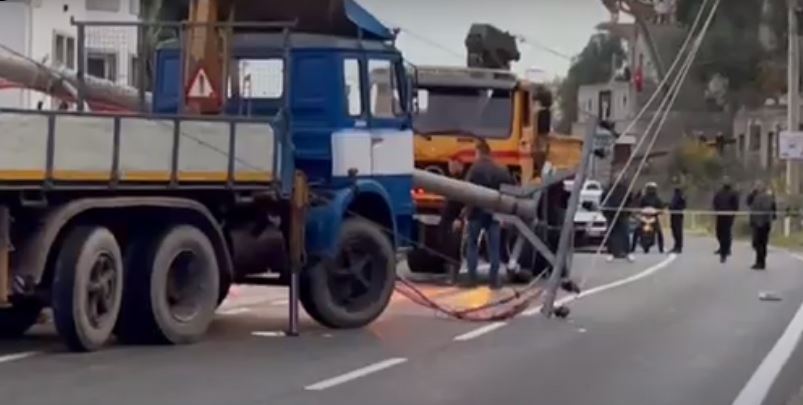 Shkodër: Makina përplaset në shtyllë, lëndohen tre persona