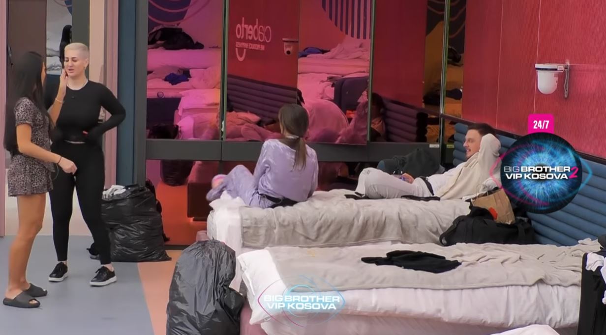 Rose dhe Alba i ngacmojnë Shqipen dhe Ardin, i lënë vetë në dhomën e gjumit (VIDEO)