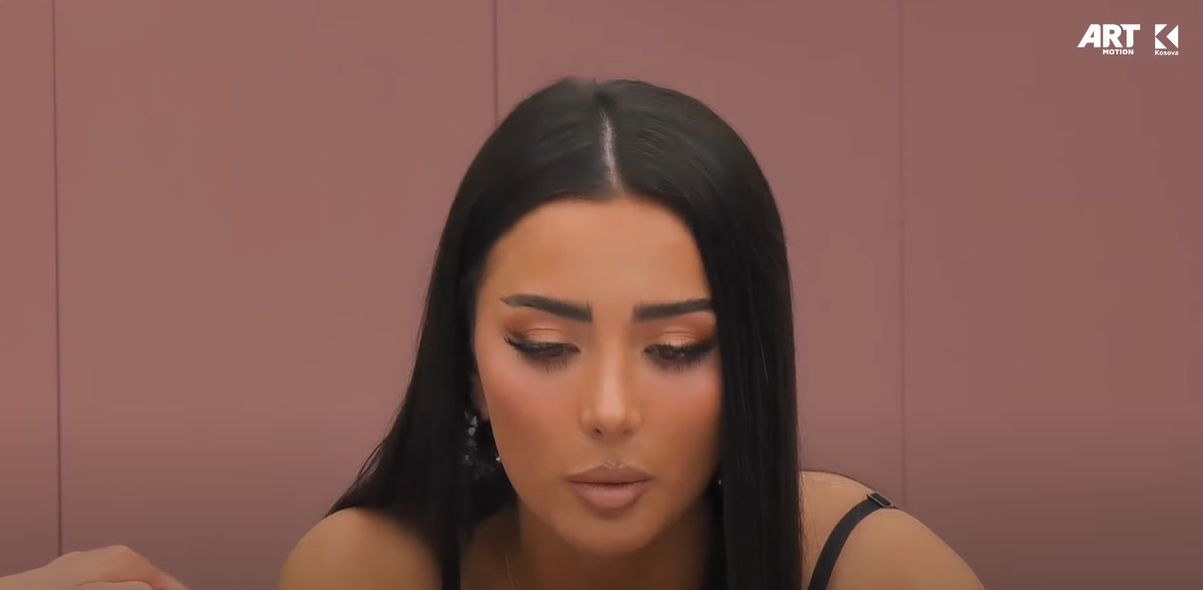 Alba tregon versionin e saj, çka biseduan pa mikrofona në banjo me Blerandon (VIDEO)