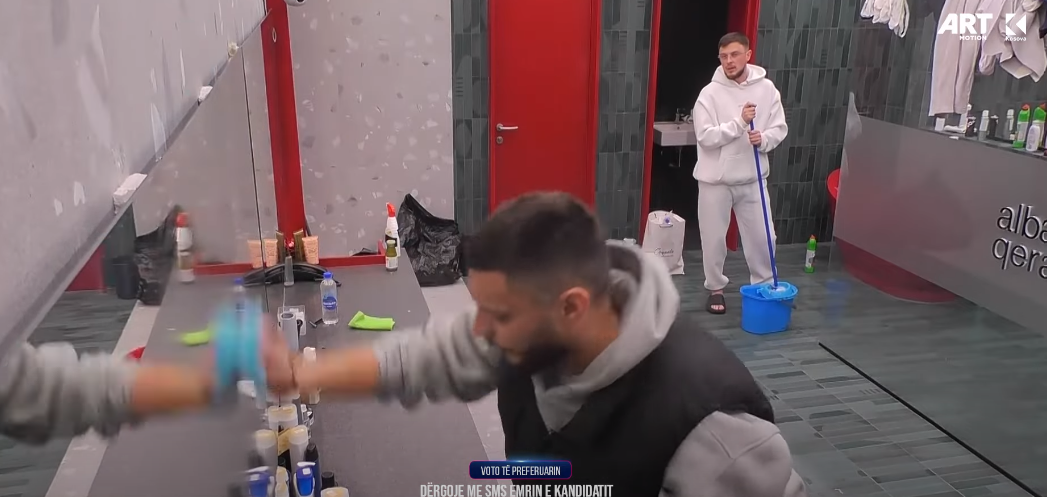 "Si urimet e vitit 2000", Ardi ironizon me përmendjen e anëtarëve të familjes në debate (VIDEO)