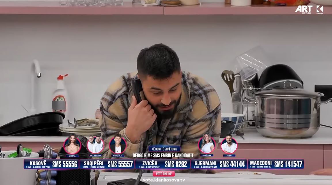 Alaudini telefonon banorët brenda shtëpisë për t'iu dhënë një lajm të rëndësishëm (VIDEO)
