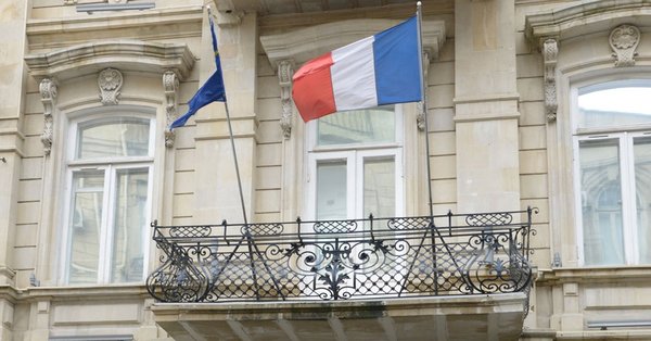 Azerbajxhani dëbon dy diplomatë francezë, e thërret ambasadoren në takim