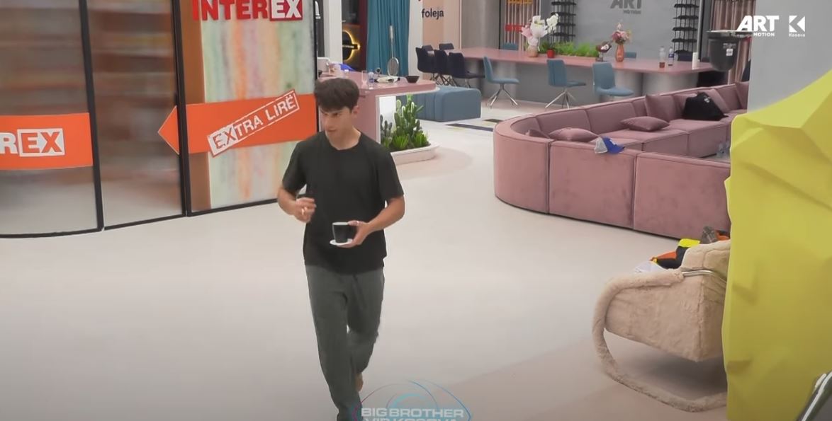 Blerando i papërtueshëm, në mes të natës zgjohet nga shtrati për t’i përgatitur çaj Lindës (VIDEO)