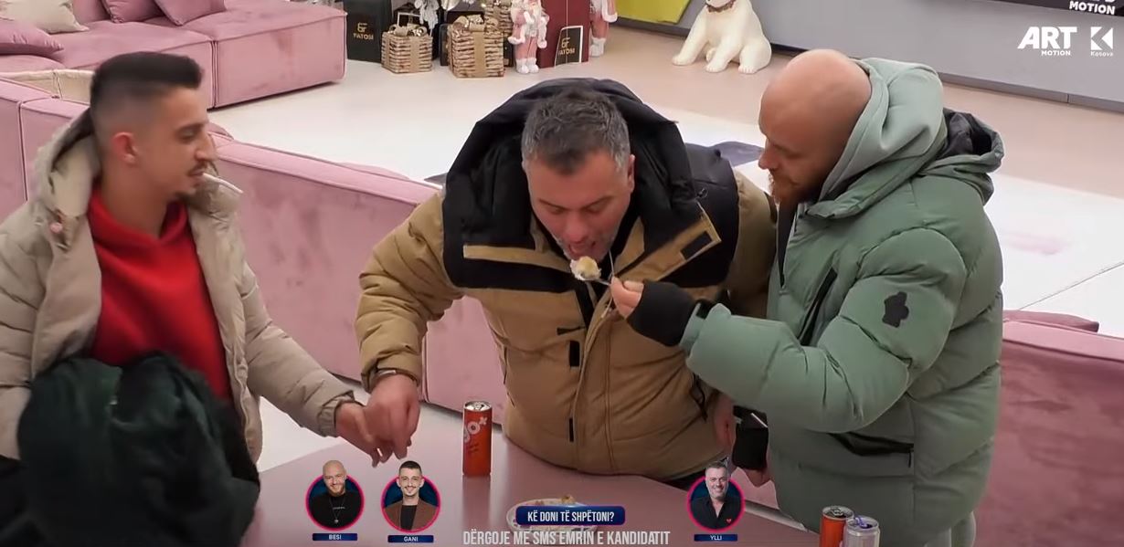 Ylli del në mes Ganiut dhe Besit, ata e ushqejnë dhe i rrijnë gati (VIDEO)