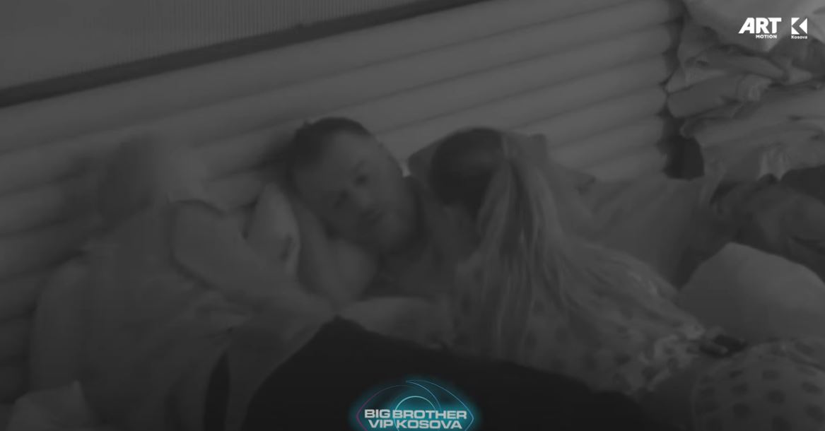 Buci i hap rrugë Santianës: Tërhiqu nga unë, ose vazhdo lojën me mua (VIDEO)