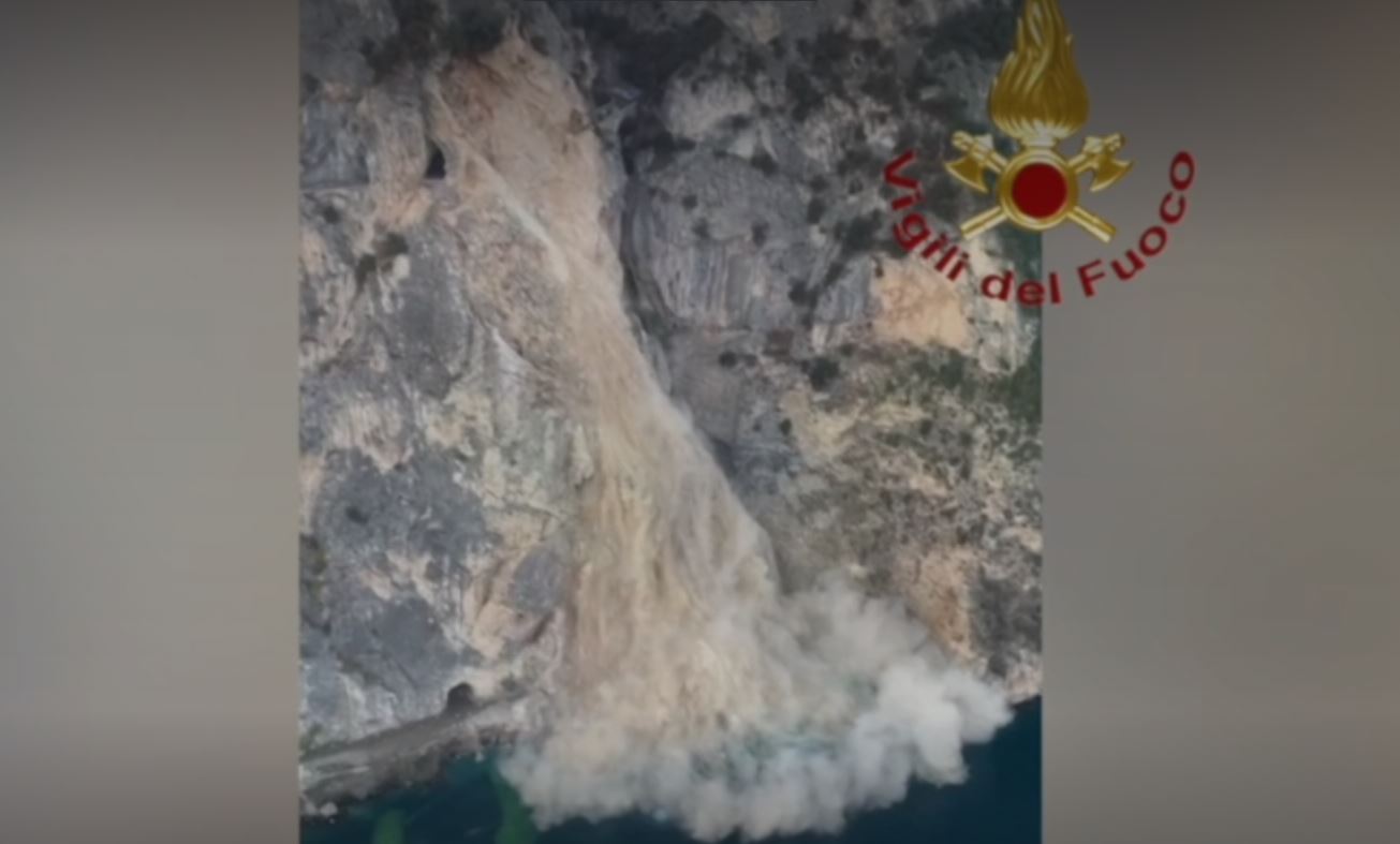 Momenti kur rrëshqitja e dheut bllokon rrugët pranë një liqeni në Itali (VIDEO)