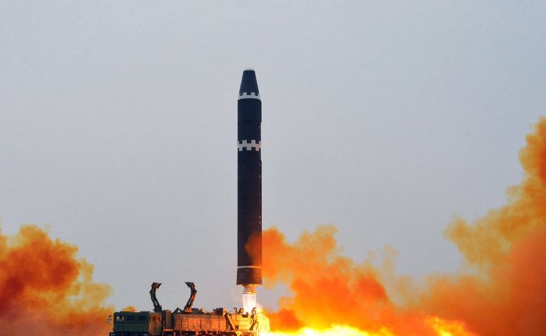 Koreja e Veriut sfidon Perëndimin, lëshon raketën balistike më të fuqishme me rreze të gjatë veprimi