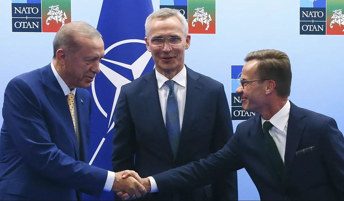 Suedia një hap më afër anëtarësimit në NATO, pasi komisioni parlamentar turk jep miratimin