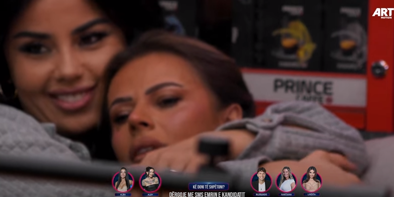 Adri dhe Iliriana këndojnë disa këngë dashurie, Santiana nuk i ndal lotët (VIDEO)